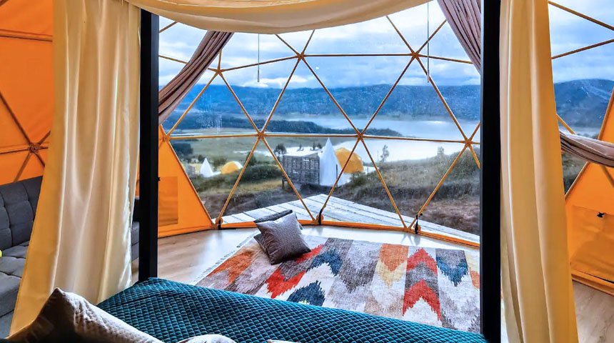Glamping frente al Embalse Tominé, una de las escapadas cerca de Bogotá más populares.