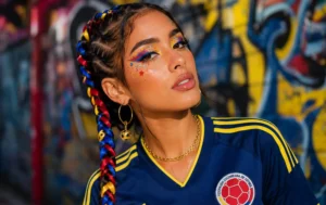 Peinado con trenzas para apoyar a la Selección Colombia durante el Mundial. Maquillaje Selección Colombia